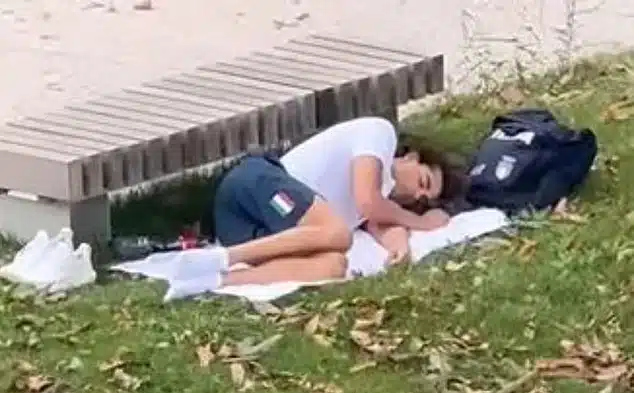 Medalhista de ouro olímpico na natação dorme em um parque após reclamar das condições das acomodação dos atletas sabiaspalavras.com - Medalhista de ouro olímpico na natação dorme em um parque após reclamar das condições das acomodação dos atletas