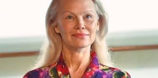 Com 57 anos, Pamela Anderson, é declarada ‘a mulher mais bonita do mundo’ após aparecer sem maquiagem em evento
