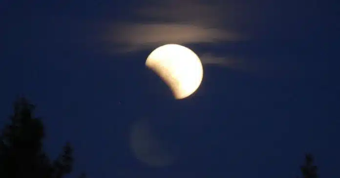 eclipse-parcial-da-lua-acontece-nesta-terca-e-sera-visivel-em-todo-o-brasil Eclipse parcial da Lua acontece nesta terça e será visível em todo o Brasil; veja horário
