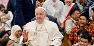 Papa Francisco critica “pais de pets” e defende a importância de ter filhos: “Isso não é certo”