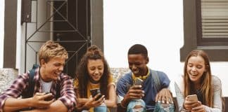 Por que pessoas entre 18 e 34 anos evitam atender o telefone: Entenda a nova forma de comunicação