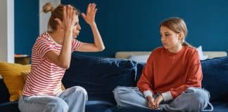 7 Comportamentos de uma mãe tóxica que podem afetar os relacionamentos futuros das crianças