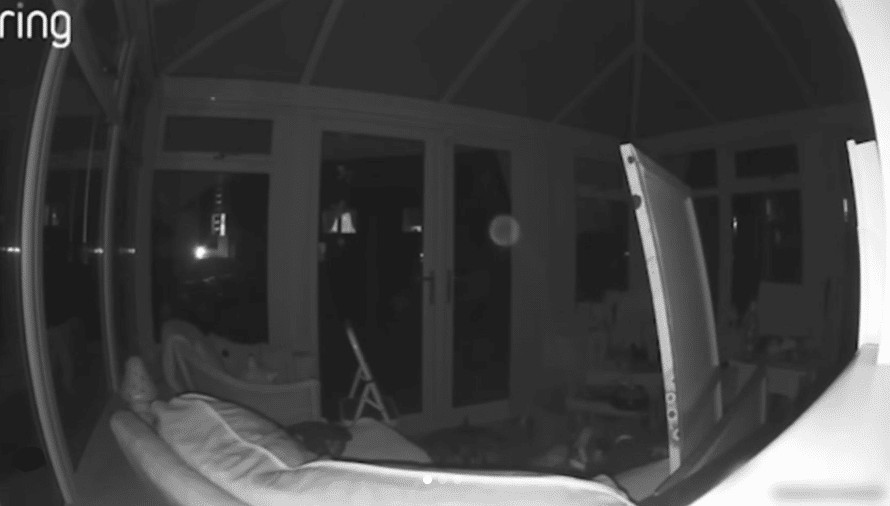 sabiaspalavras.com - 'Fantasma' &eacute; capturado em c&acirc;mera de campainha com detalhes assustadores - enquanto um orbe misterioso flutua pela casa