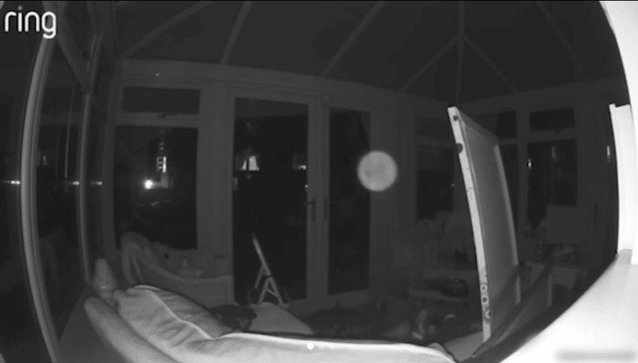 sabiaspalavras.com - 'Fantasma' &eacute; capturado em c&acirc;mera de campainha com detalhes assustadores - enquanto um orbe misterioso flutua pela casa