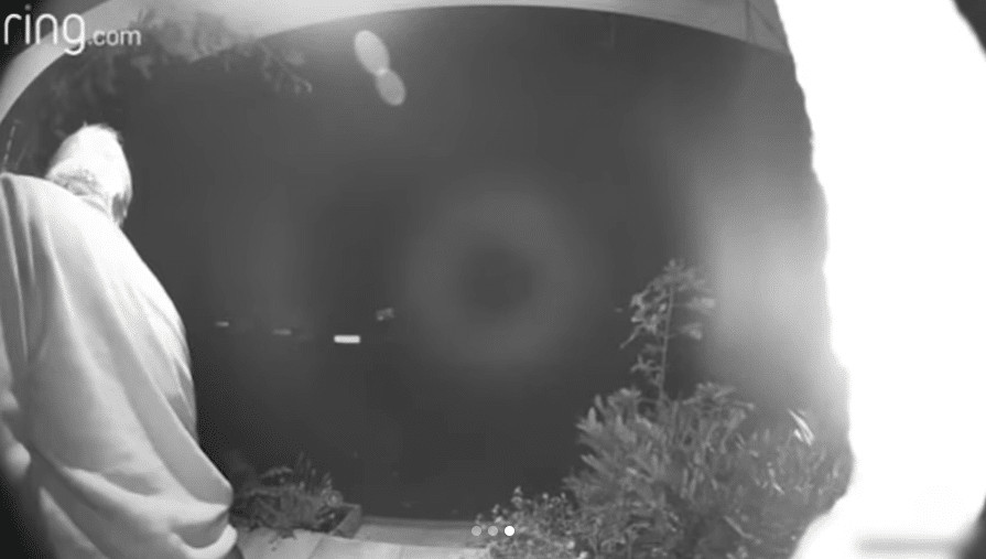 sabiaspalavras.com - 'Fantasma' &eacute; capturado em c&acirc;mera de campainha com detalhes assustadores - enquanto um orbe misterioso flutua pela casa