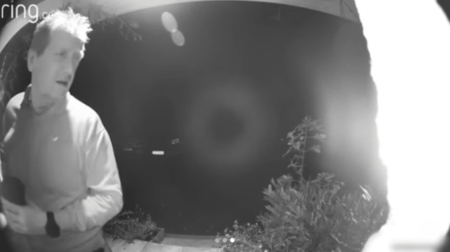 sabiaspalavras.com - 'Fantasma' &eacute; capturado em c&acirc;mera de campainha com detalhes assustadores - enquanto um orbe misterioso flutua pela casa