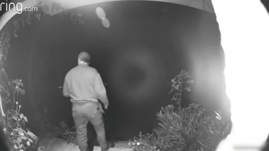 sabiaspalavras.com - 'Fantasma' &eacute; capturado em c&acirc;mera de campainha com detalhes assustadores - enquanto um orbe misterioso flutua pela casa