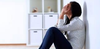 Hábitos de pessoas infelizes que você deve mudar para não se sentir assim