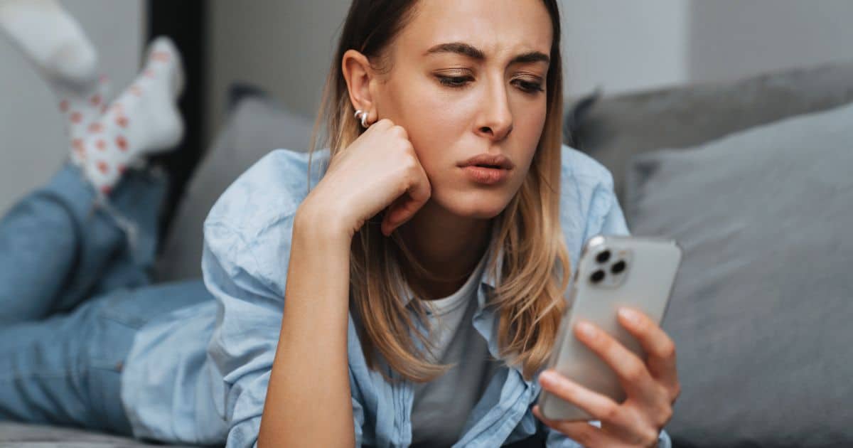 6 sinais de que ele é um cara legal, de acordo em como ele manda mensagens para você