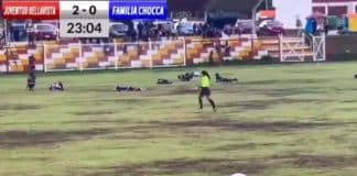 Jogador de futebol morre após ser atingido por raio em campo no Peru