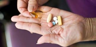 Três vitaminas que especialistas alertam evitar; entenda o motivo