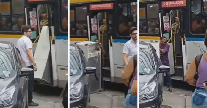 video-passageiro-tenta-transportar-geladeira-em-um-onibus-lotado-no-rio-de-janeiro VÍDEO: Passageiro tenta “a todo custo” transportar geladeira em um ônibus lotado no Rio de Janeiro