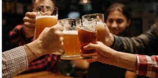 Médico revela com qual idade você deve PARAR de beber álcool