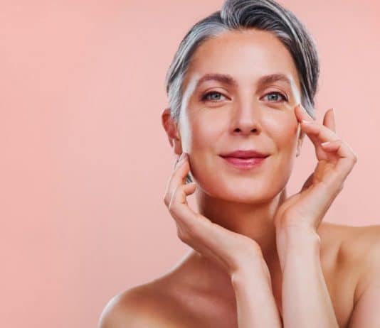 Este conhecido óleo natural é considerado Nº 1 para combater rugas, manchas e hidratar a pele madura