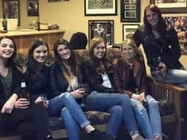 Essa imagem dessas mulheres vem intrigando os internautas nas redes sociais: “Cadê as pernas?”