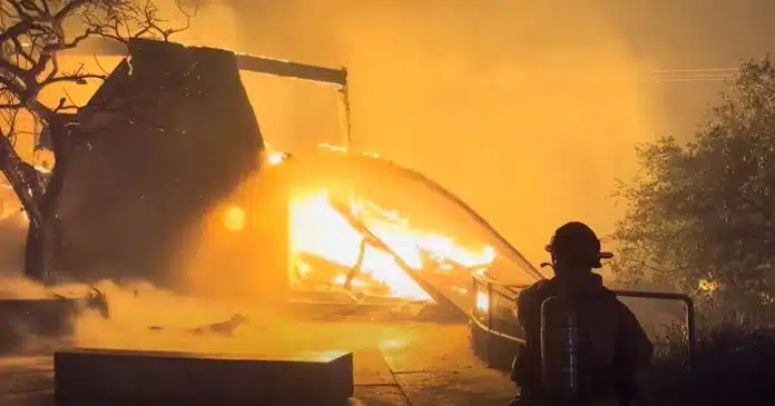 estrelas-de-hollywood-tem-mansoes-totalmente-queimadas-no-pior-incendio-da-historia-de-los-angeles-nos-eua Estrelas de Hollywood tem ‘mansões’ totalmente queimadas no pior incêndio da história de Los Angeles, EUA