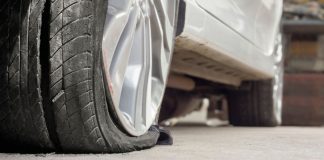 O ‘erro mortal’ que você comete ao furar um pneu do carro na estrada