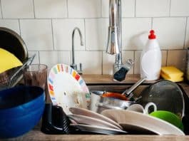 O que significa deixar louça suja na pia da cozinha à noite, segundo a espiritualidade