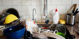 O que significa deixar louça suja na pia da cozinha à noite, segundo a espiritualidade
