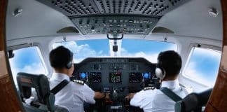 Por que o aviso “Tripulação, 10 mil pés” é crucial durante os voos de avião?
