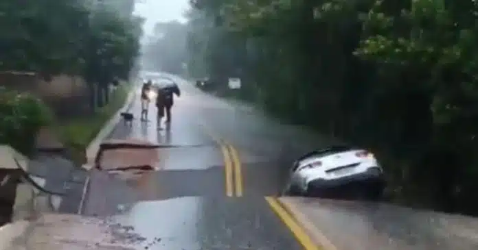 video-carro-e-engolido-por-cratera-em-florianopolis-durante-chuvas-intensas VÍDEO: Carro é engolido por cratera em Florianópolis durante chuvas intensas