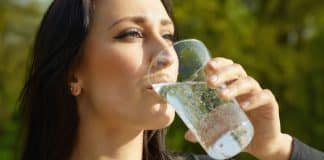Beber água com gás ajuda a reduzir glicose e pode acelerar o metabolismo, revela estudo