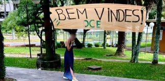 Faixa com frase em linguagem neutra chama atenção no primeiro dia de aula em universidade de Passo Fundo