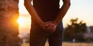 O significado profundo por trás de quando alguém anda com as mãos atrás das costas, segundo a psicologia