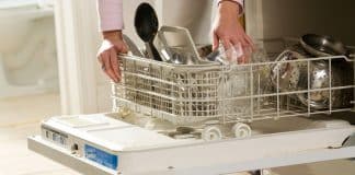 Os talheres na máquina de lavar louça devem ser colocados virados para cima ou para baixo?