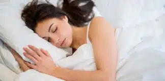Dormir nessa posição pode estar prejudicando sua saúde; segundo especialistas do sono