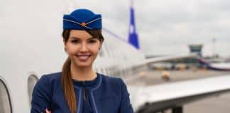 O verdadeiro motivo pelo qual comissários de bordo te cumprimentam ao entrar no avião