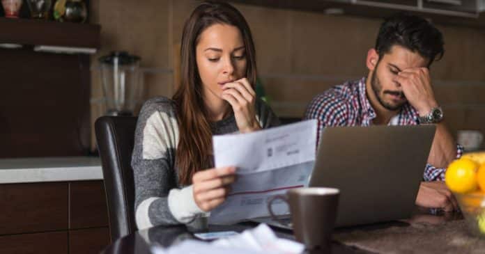 cuidado-com-o-que-voce-faz-em-casa-habitos-simples-que-estao-te-fazendo-perder-dinheiro-diariamente Cuidado com o que você faz em casa: Hábitos simples que estão te fazendo perder dinheiro diariamente