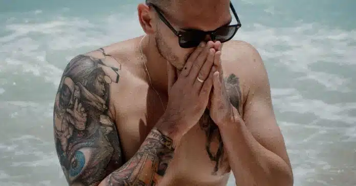 e-por-esse-motivo-que-voce-nunca-deve-nadar-depois-de-fazer-uma-tatuagem-homem-de-31-anos-ignora-alerta-e-morre-tragicamente É por esse motivo que você NUNCA deve nadar depois de fazer uma tatuagem: Homem de 31 anos ignora alerta e morre tragicamente