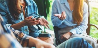 Você conhece alguém que sempre interrompe? Veja o que a psicologia diz sobre isso