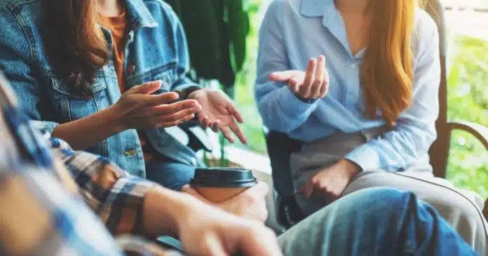 Você conhece alguém que sempre interrompe? Veja o que a psicologia diz sobre isso