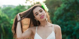 A forma como uma mulher mexe no cabelo enquanto fala com você pode entregar o que ela realmente sente