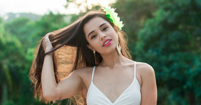 a-forma-como-uma-mulher-mexe-no-cabelo-enquanto-fala-com-voce-pode-entregar-o-que-ela-realmente-sente A forma como uma mulher mexe no cabelo enquanto fala com você pode entregar o que ela realmente sente