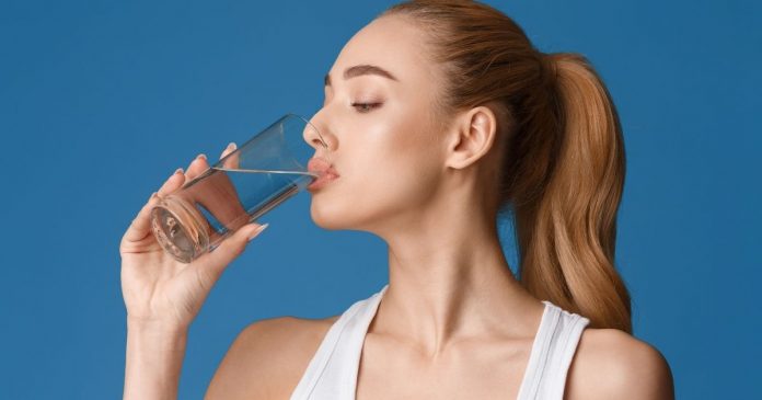 É por este motivo que você deve ‘beber água antes do café’: Estudo revela diferença neste pequeno hábito