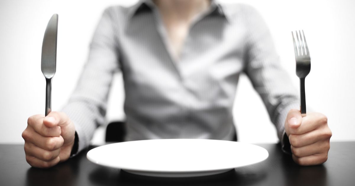 Especialistas revelam o que acontece com seu corpo quando você faz a dieta de “Uma Refeição por Dia” para perder peso