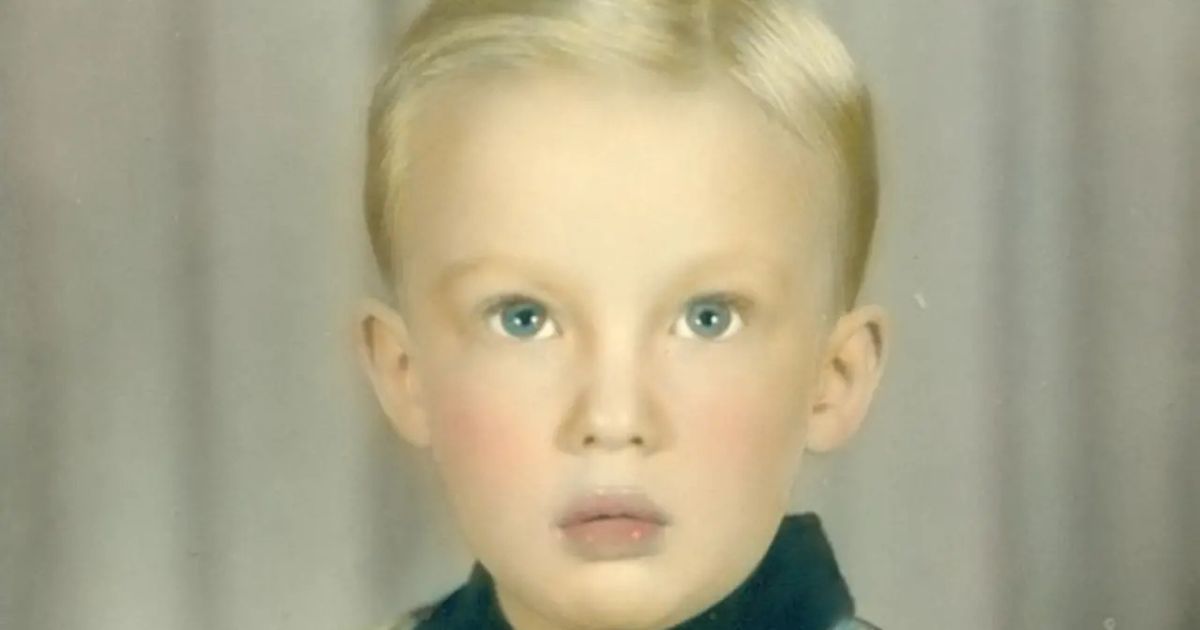O menino nesta foto é agora o homem mais famoso da Terra, mas quase ninguém o reconhece