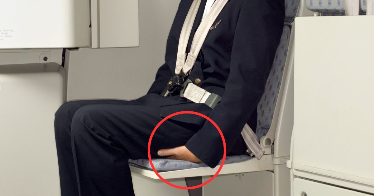 Por que comissários de bordo sentam sobre as próprias mãos durante decolagens e pousos do avião?