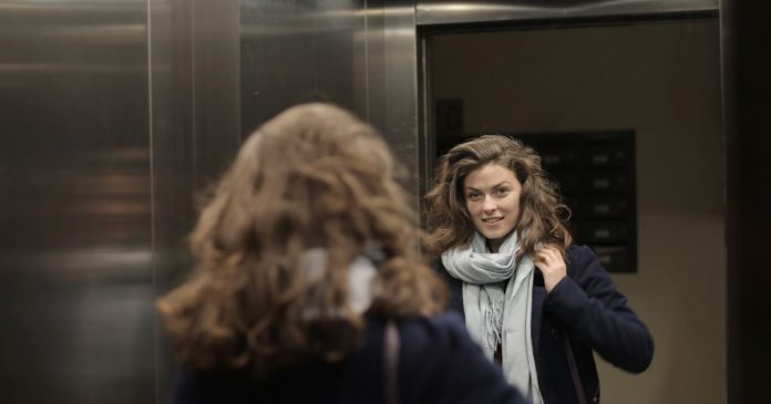 por-que-os-elevadores-tem-espelhos-descubra-a-verdadeira-razao-por-tras-desse-detalhe-curioso Esta é a verdadeira razão de por quê os elevadores têm espelhos – Você sabia?