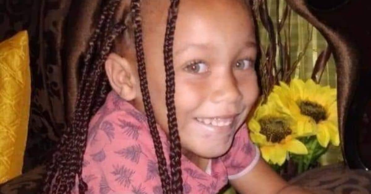 Mãe é presa por vender filha de 6 anos por R$ 6.250 por “seus olhos e pele”