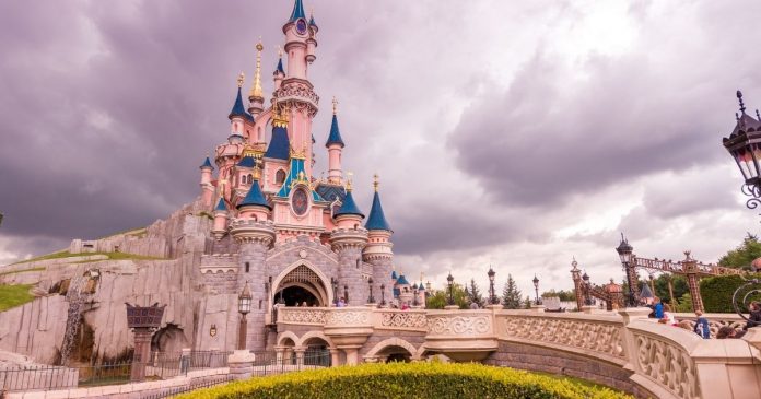 policia-francesa-investiga-cerimonia-com-crianca-de-9-anos-na-euro-disney-noivo-alega-que-era-apenas-uma-encenacao Polícia francesa investiga casamento com criança de 9 anos na Euro Disney; “noivo” é preso