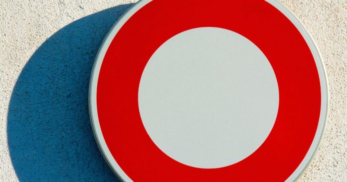 Qual o significado da nova placa de trânsito com círculo vermelho e centro branco?