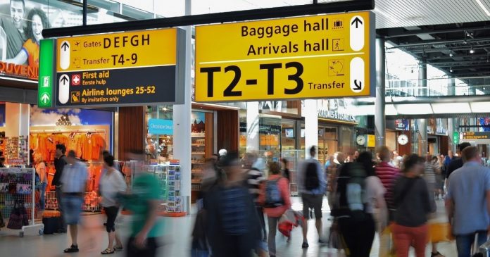 Turistas repensam viagens aos EUA após incidente chocante em aeroporto, gerando forte impacto no turismo