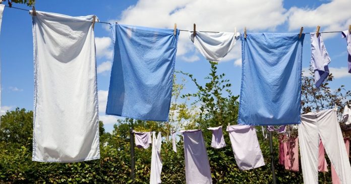 Vale mesmo a pena secar roupas ao ar livre? Veja os benefícios e os riscos antes de decidir