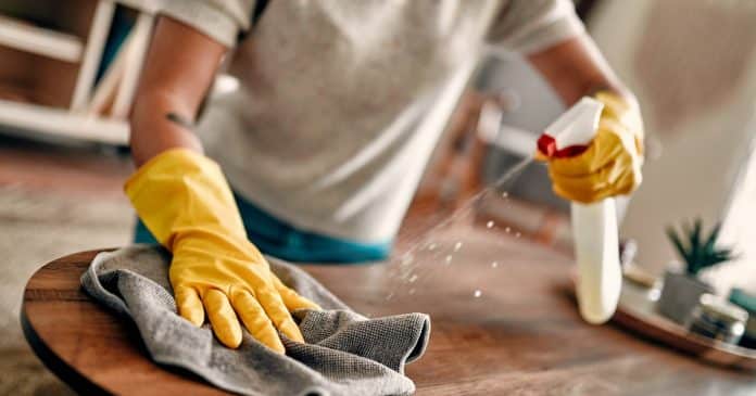 13-habitos-das-pessoas-que-sempre-mantem-a-casa-limpa 13 Segredos das pessoas que sempre mantêm a casa limpa – e como aplicá-los no seu dia a dia