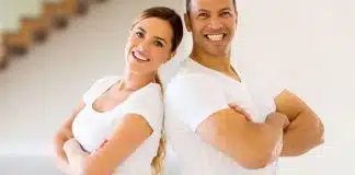 A forma como você cruza os braços, pode indicar se você tende a agir mais com a razão ou com a emoção – Faça o teste e descubra