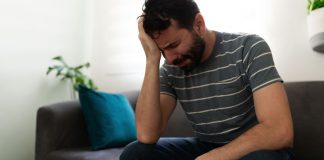 Como os homens superam um término de relacionamento?